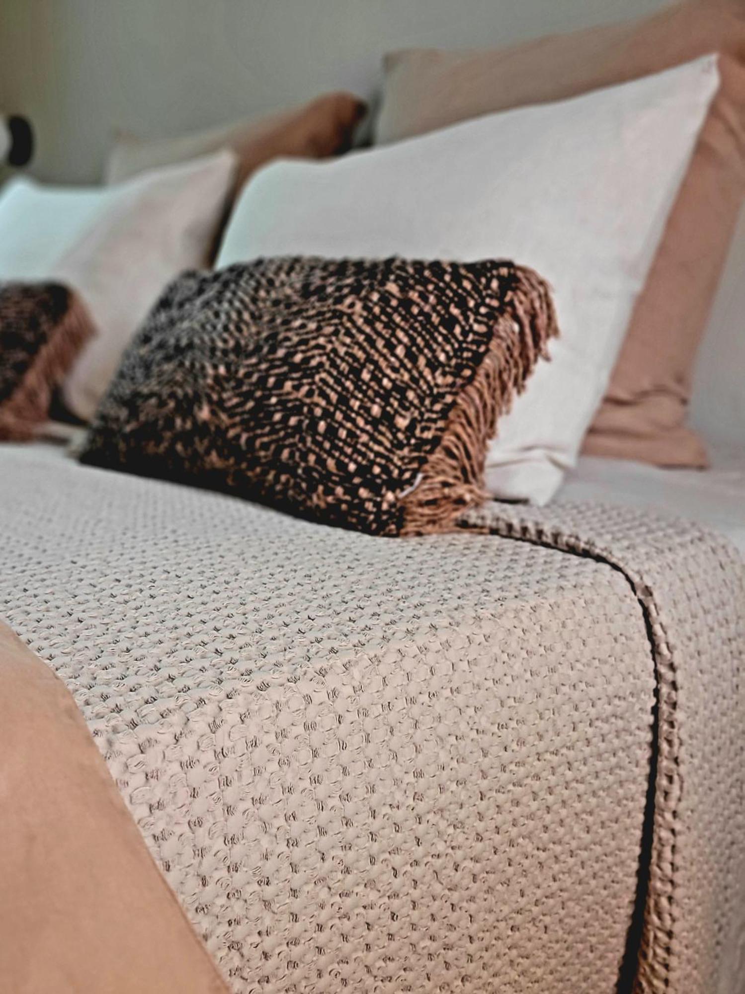 Tresors De Sens Bed & Breakfast Room photo