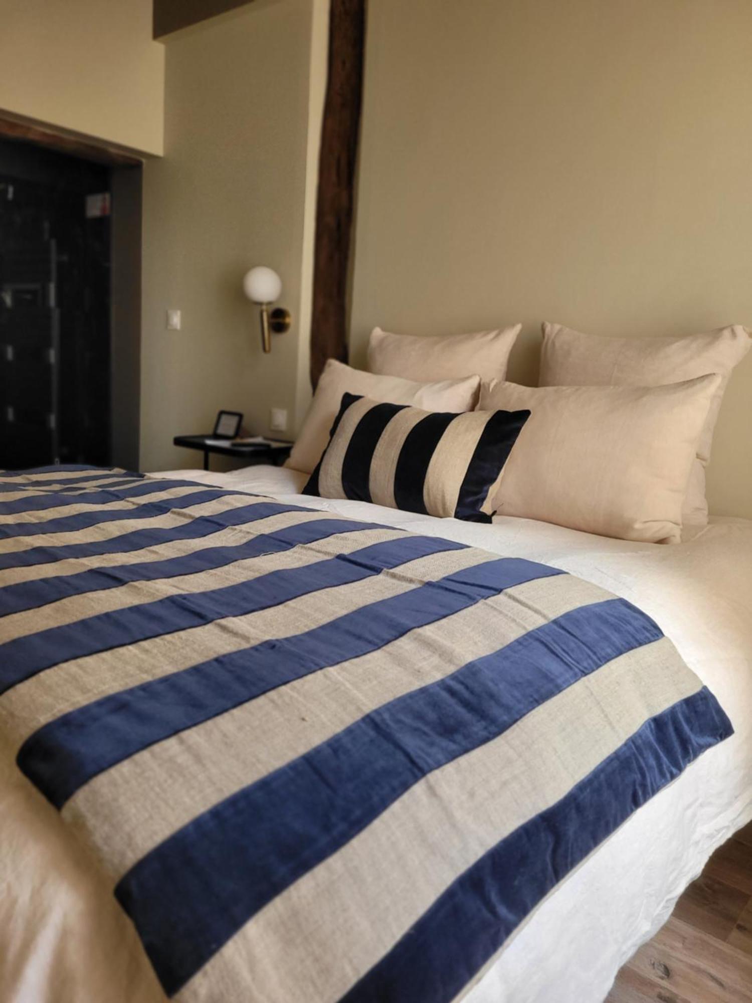 Tresors De Sens Bed & Breakfast Room photo