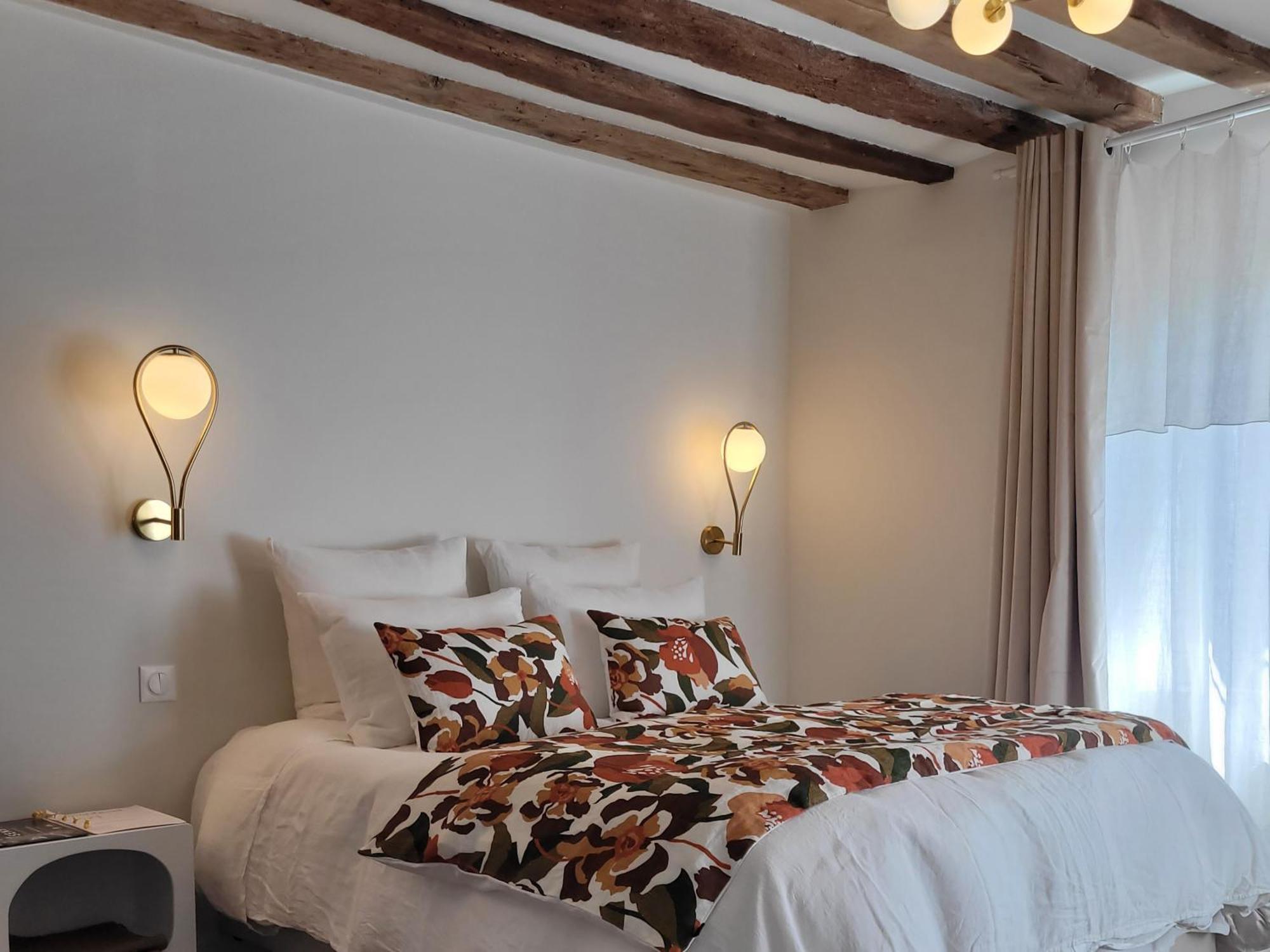 Tresors De Sens Bed & Breakfast Room photo
